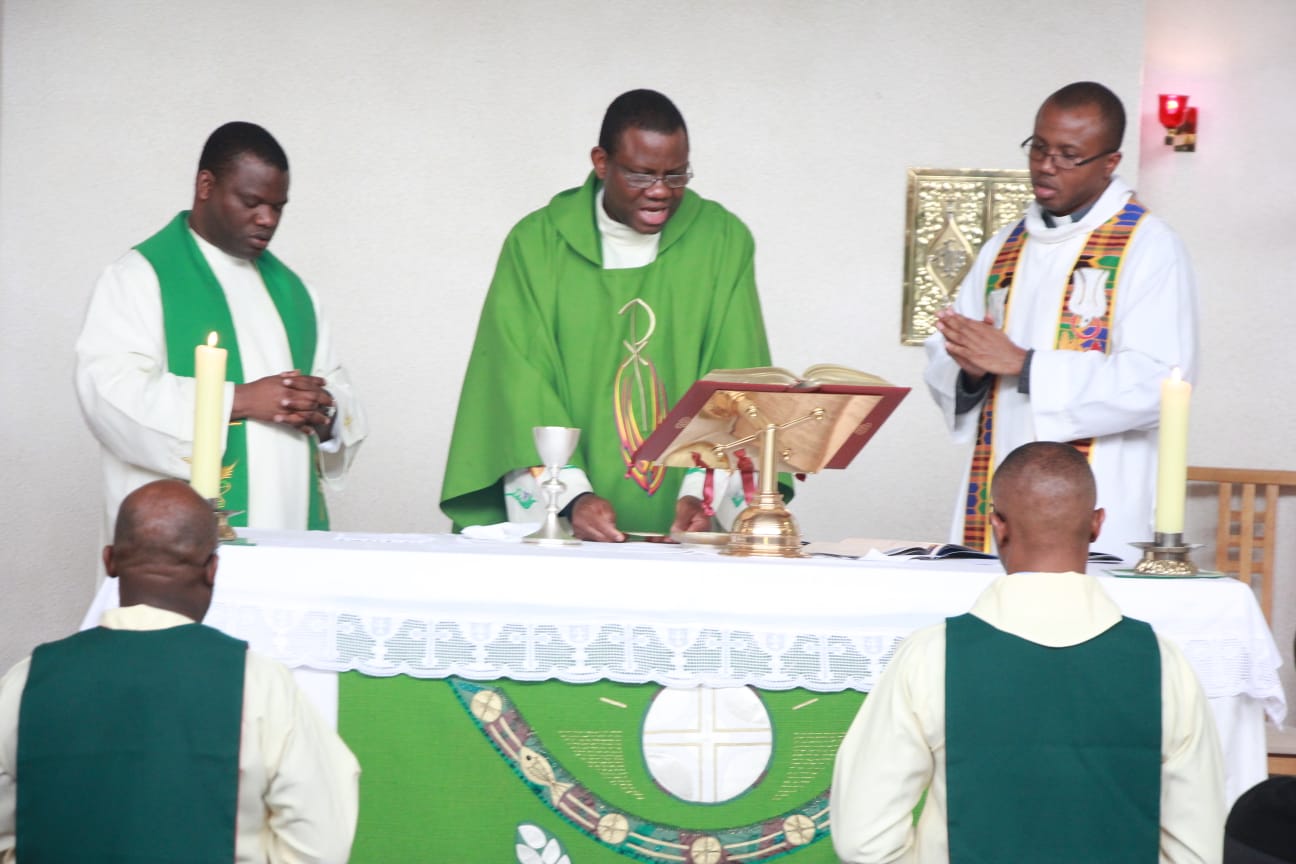 Fr Cornelius Nwaogwugwu CM joined by other priests